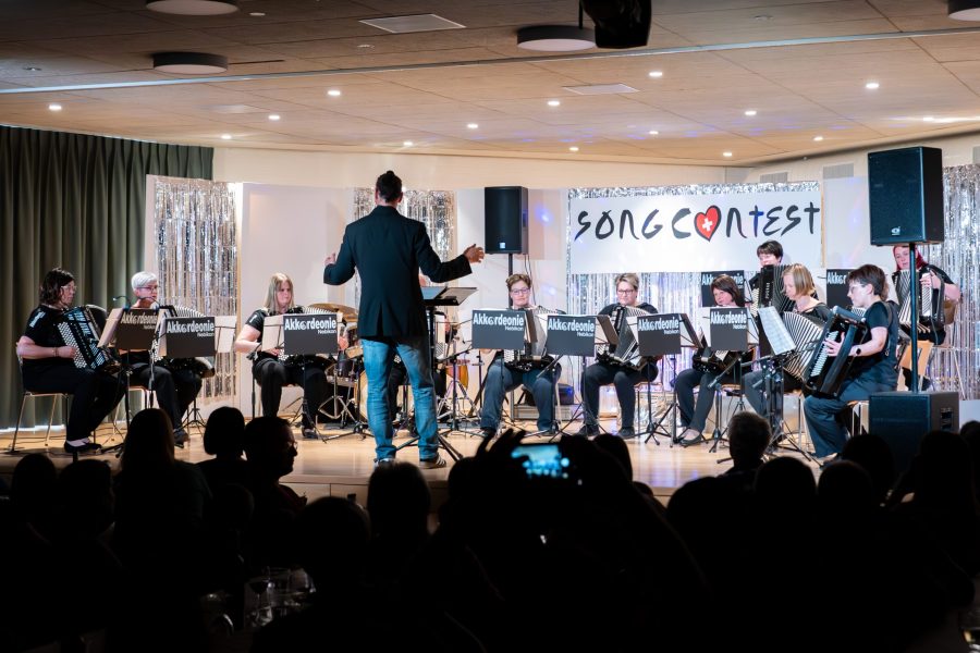 Die Akkordeonie auf der Song-Contest-Bühne, Dirigent vor dem Ensemble