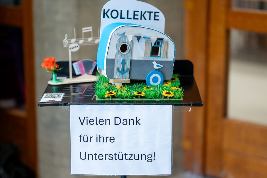 Kollekte am Konzert: gebastelter Wohnwagen auf dem Notenständer, darunter «Vielen Dank für ihre Unterstützung!»